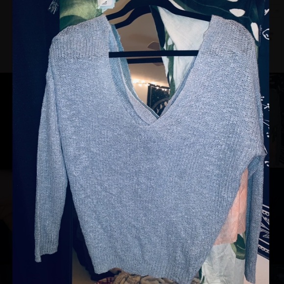 XS long sleeve knit too with knot back design. - Picture 1 of 2